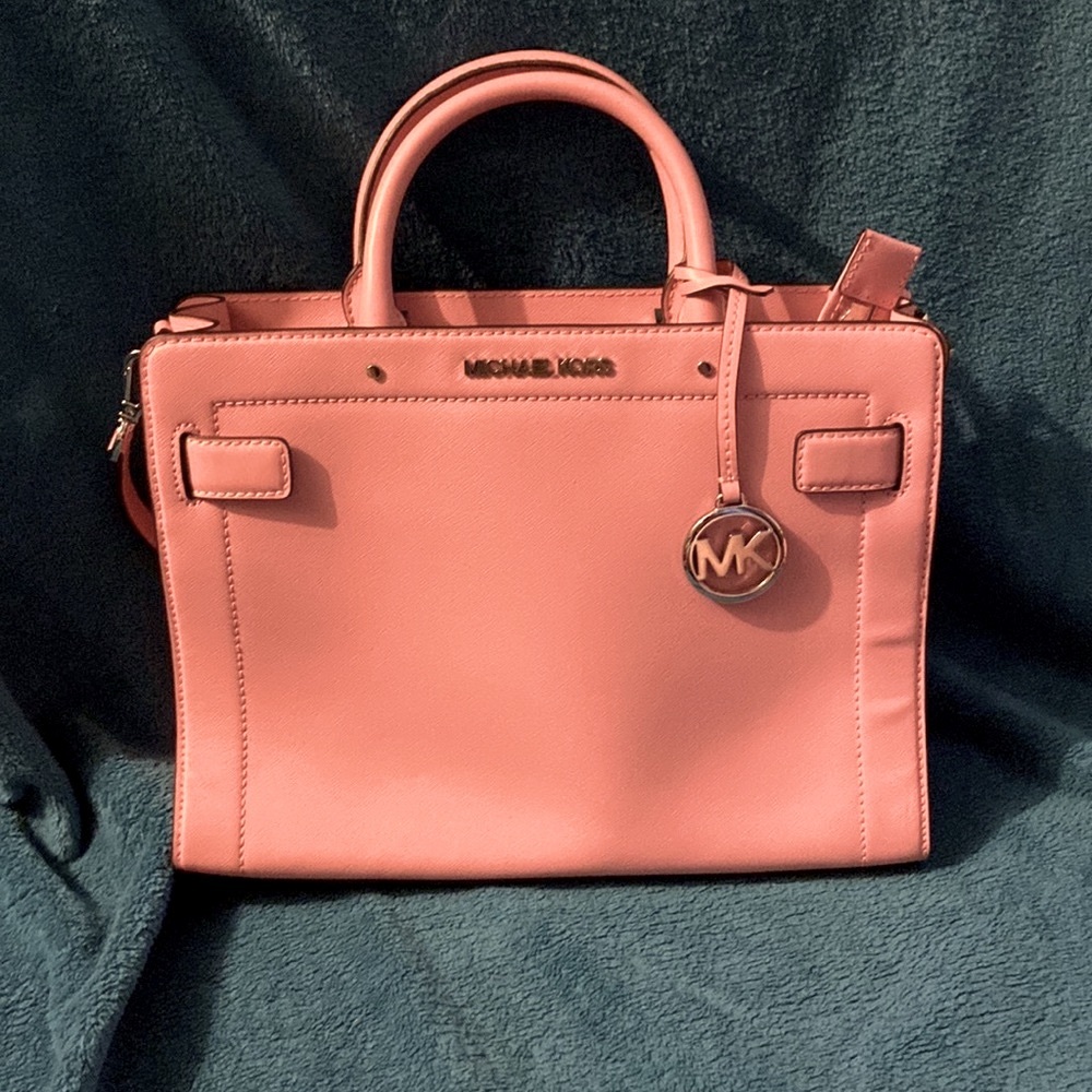 Medium satchel Michael kors purse in the color carnation